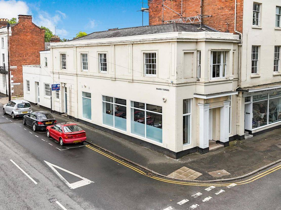 A commercial property to let in Leamington Spa